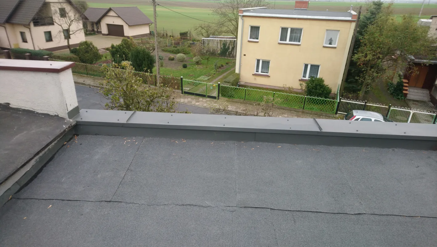 Wykończenie krawędzi dachu blachą